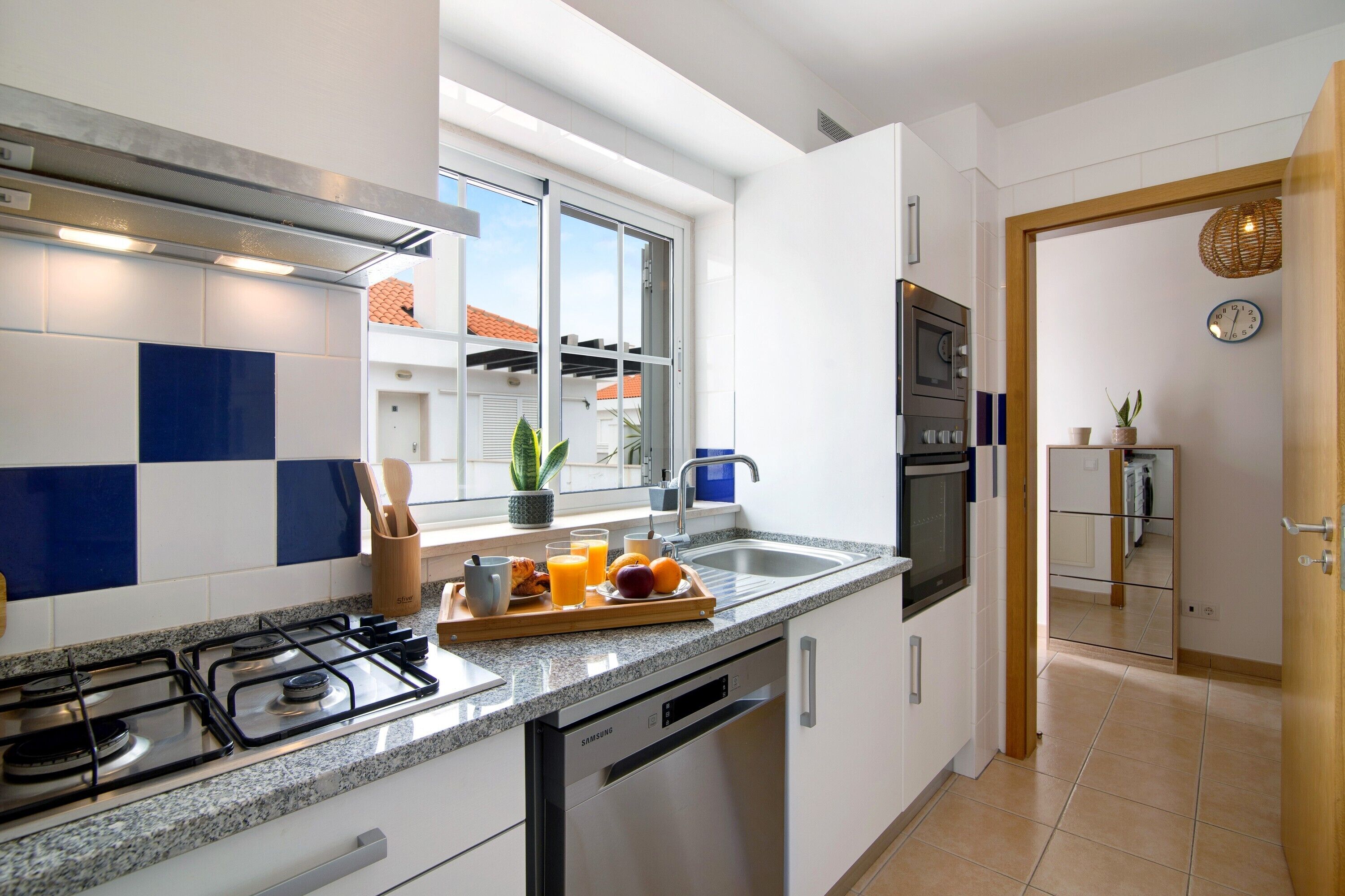 Kylskåp, mikrovågsugn, ugn och spishäll