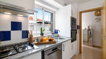 Kylskåp, mikrovågsugn, ugn och spishäll