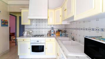 雪櫃、微波爐、焗爐、爐具