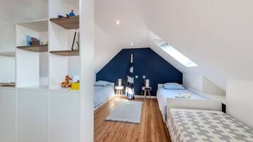 5 bedrooms, iron/ironing board, free WiFi, bed sheets