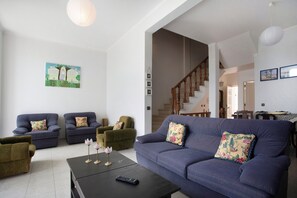 TV, fireplace - Apartment 'Vista Baia' with Sea View, Shared Pool and Wi-Fi (São Martinho do Porto)