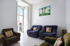 Una televisión, una chimenea