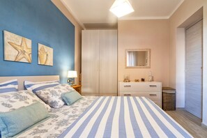 1 quarto, ferros/tábuas de passar roupa, roupa de cama
