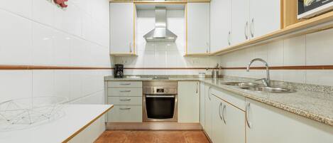 Jääkaappi, mikroaaltouuni, liesi, kahvin-/teenkeitin