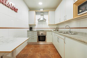 Réfrigérateur, micro-ondes, plaque de cuisson, cafetière/bouilloire