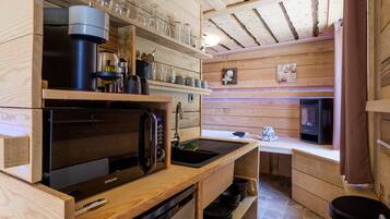 Een koelkast, een microgolfoven, een oven, een kookplaat