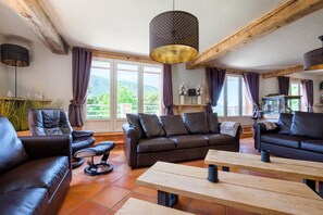 Televisión y chimenea 