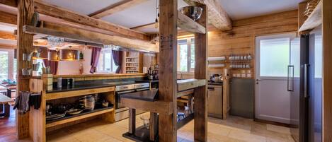 冷蔵庫、電子レンジ、オーブン、コンロ