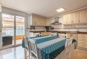 Dining - Apartment 'Malgrat' with Private Terrace, Wi-Fi and Air Conditioning (Malgrat de mar)