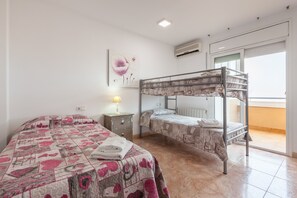 2 bedrooms, free WiFi, bed sheets - Apartment 'Malgrat' with Private Terrace, Wi-Fi and Air Conditioning (Malgrat de mar)