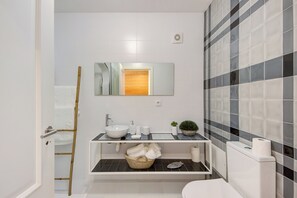 Suihku, hiustenkuivaaja, pyyhkeet