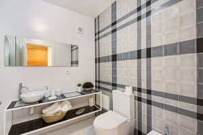 Ducha, secador de pelo, toallas