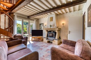 TV - Villa "Montady" with Private Pool, Private Terrace and Wi-Fi (Montady)