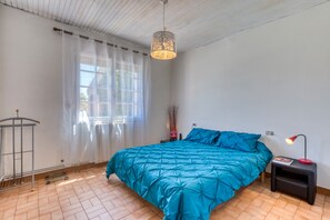 3 chambres, fer et planche à repasser, accès au Wi-Fi (inclus)