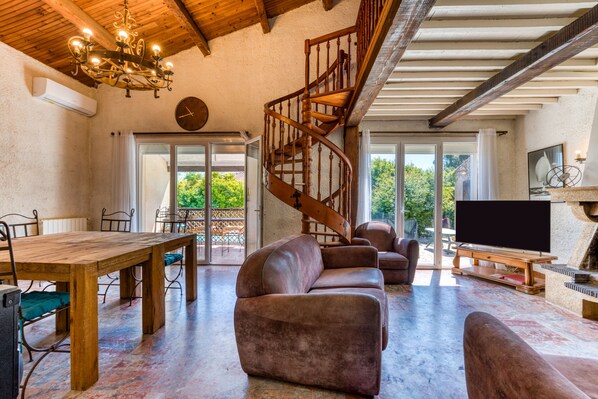 TV - Villa "Montady" with Private Pool, Private Terrace and Wi-Fi (Montady)