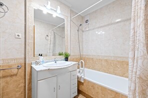Bathtub, hair dryer, towels - Apartment 'Lavanda' with Private Pool, Private Terrace and Wi-Fi (Orihuela)