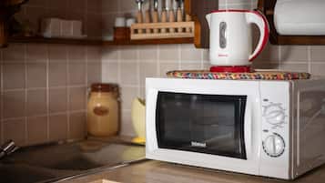 Een koelkast, een magnetron, een oven, een kookplaat