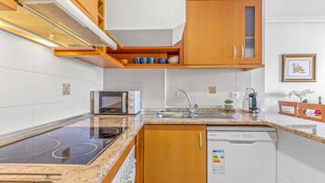 Køleskab, mikrobølgeovn, ovn, kogeplade