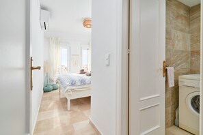 Chuveiro, secador de cabelo, toalhas de banho 