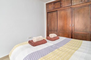 1 slaapkamer, een strijkplank/strijkijzer, gratis wifi, beddengoed