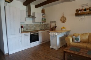 Réfrigérateur, un four, surface de cuisson, lave-vaisselle