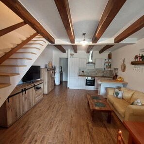 TV - Holiday Home 'Selvaggia' with Sea View, Wi-Fi and Air Conditioning (Badolato)