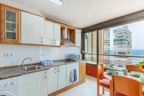 Réfrigérateur, four à micro-ondes, un four, surface de cuisson