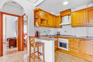 Fridge, microwave, oven, stovetop - Apartment 'Mandarín Playamarina 2' with Shared Pool, Wi-Fi and Air Conditioning (Orihuela)