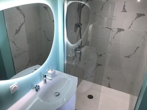 Dusche, Whirlpool, Haartrockner, Handtücher