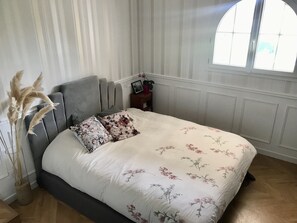 4 bedrooms, iron/ironing board, bed sheets