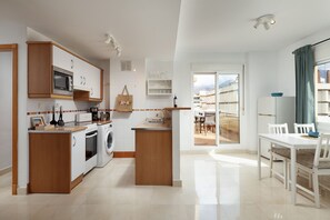 Een koelkast, een microgolfoven, een oven, een kookplaat