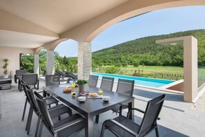 تناول الطعام بالخارج