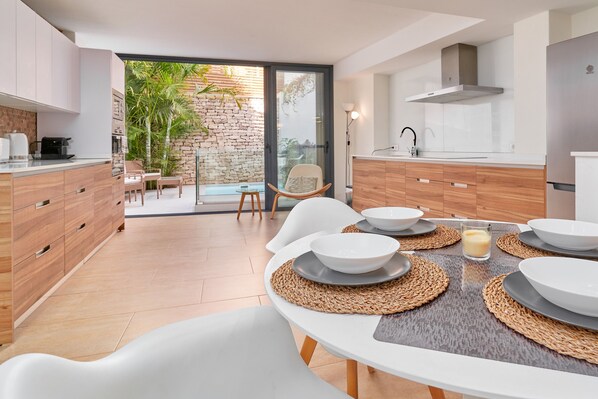 Kühlschrank, Mikrowelle, Ofen, Herdplatte