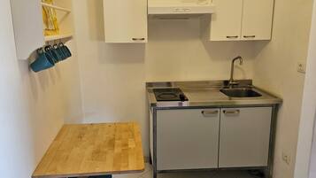 Frigorifero, piano cottura, bollitore elettrico