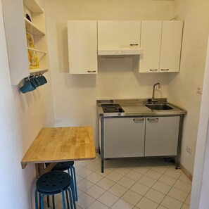 Frigorifero, piano cottura, bollitore elettrico