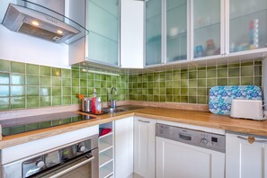 Een koelkast, een microgolfoven, een oven, een kookplaat