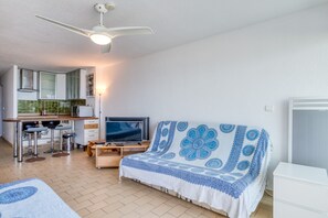 TV - Apartment "Première Ligne Avec Terrasse" with Sea View, Private Terrace & Wi-Fi (Mauguio)