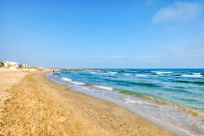 On the beach - Apartment "Première Ligne Avec Terrasse" with Sea View, Private Terrace & Wi-Fi (Mauguio)