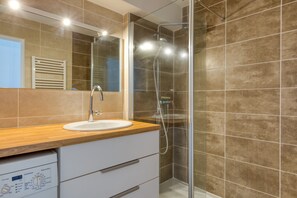 Een douche, gratis toiletartikelen