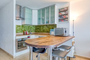 Fridge, microwave, oven, stovetop - Apartment "Première Ligne Avec Terrasse" with Sea View, Private Terrace & Wi-Fi (Mauguio)