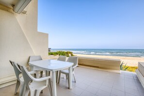 Outdoor dining - Apartment "Première Ligne Avec Terrasse" with Sea View, Private Terrace & Wi-Fi (Mauguio)