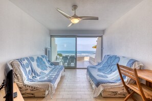 TV - Apartment "Première Ligne Avec Terrasse" with Sea View, Private Terrace & Wi-Fi (Mauguio)