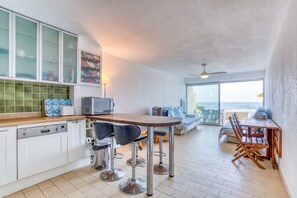 Interior - Apartment "Première Ligne Avec Terrasse" with Sea View, Private Terrace & Wi-Fi (Mauguio)