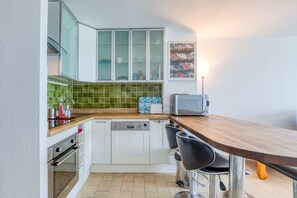 Fridge, microwave, oven, stovetop - Apartment "Première Ligne Avec Terrasse" with Sea View, Private Terrace & Wi-Fi (Mauguio)