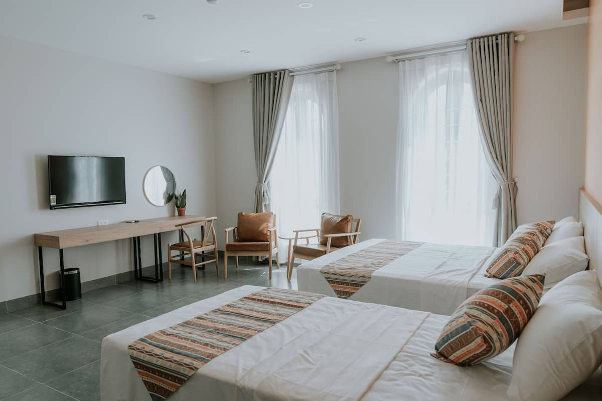 Habitación triple familiar, vista a la ciudad | Ropa de cama de alta calidad y camas con pillow-top