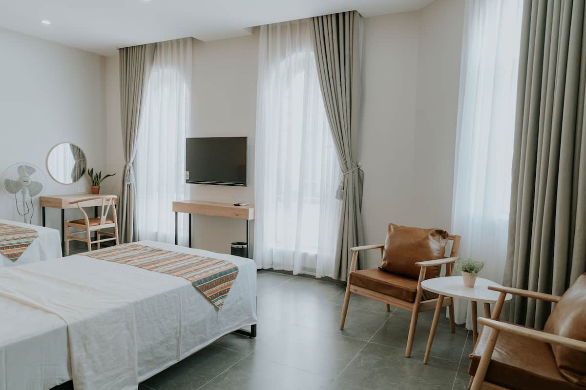 Habitación básica con 1 cama matrimonial o 2 individuales, vista a la ciudad | Ropa de cama de alta calidad y camas con pillow-top