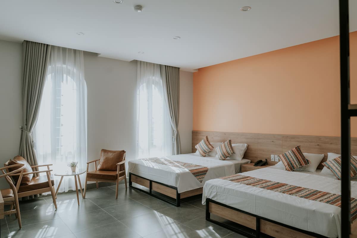 Habitación cuádruple familiar, vista a la ciudad | Ropa de cama de alta calidad y camas con pillow-top