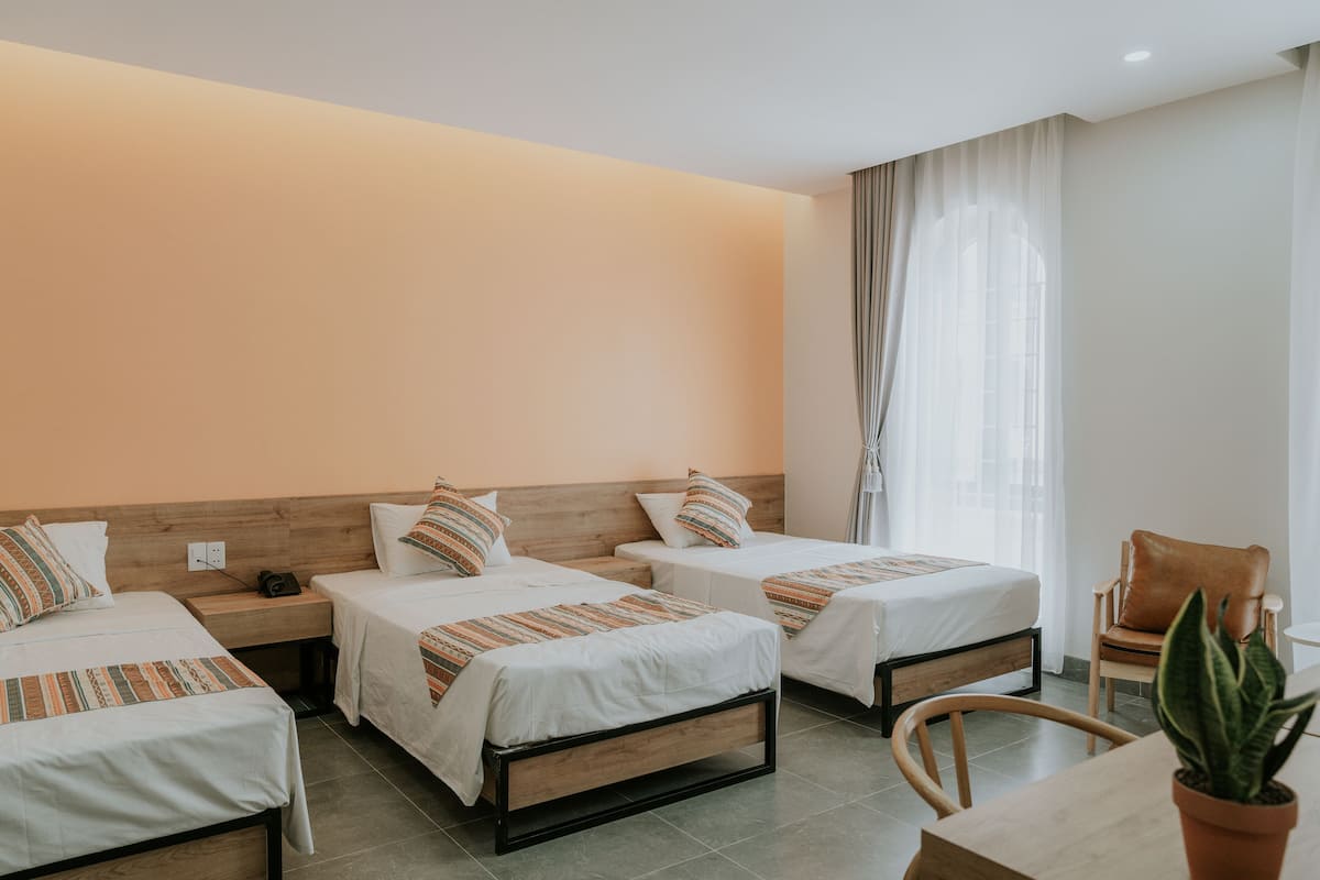 Habitación triple básica, vista a la ciudad | Ropa de cama de alta calidad y camas con pillow-top