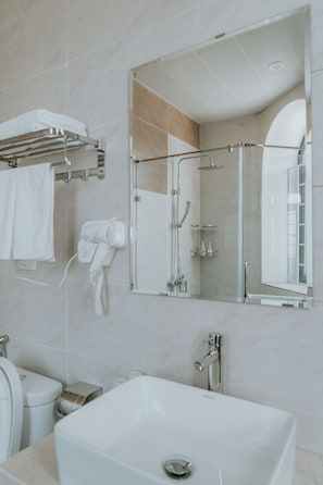Dusche, Regendusche, Designer-Toilettenartikel, Haartrockner