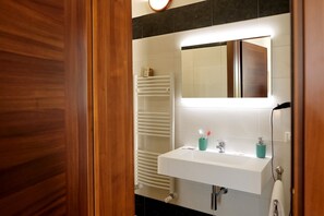 Comfort driepersoonskamer | Badkamer | Een douche, een regendouche, gratis toiletartikelen, een haardroger